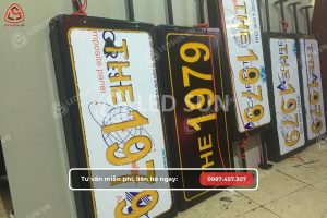Bảng hiệu hộp đèn tại quán ăn nhỏ trên đường Âu Cơ