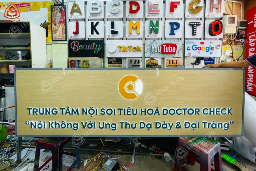 bảng hiệu gỗ