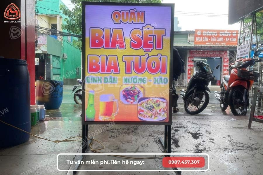 Bảng hiệu hộp đèn bạt hiflex 2 mặt có chân