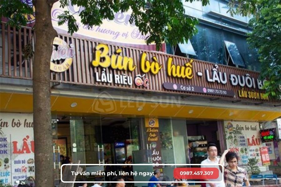Bảng hiệu quán bún bò Huế