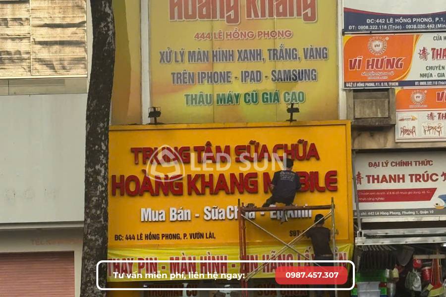 Bảng hiệu cũ bạc màu, bong tróc nhẹ, cần sửa chữa bảng hiệu cũ tiết kiệm