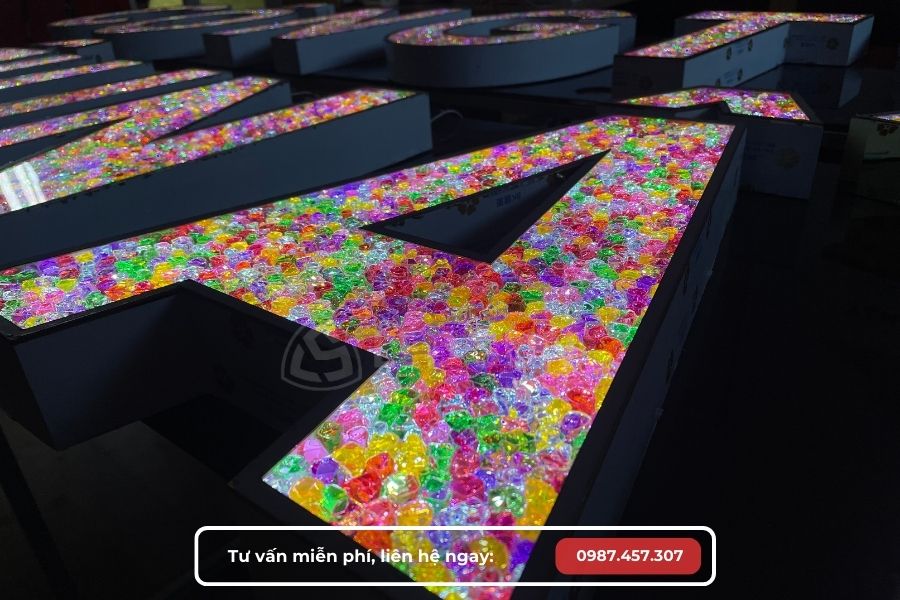 Chữ nổi inox lộng hạt acrylic giả đá