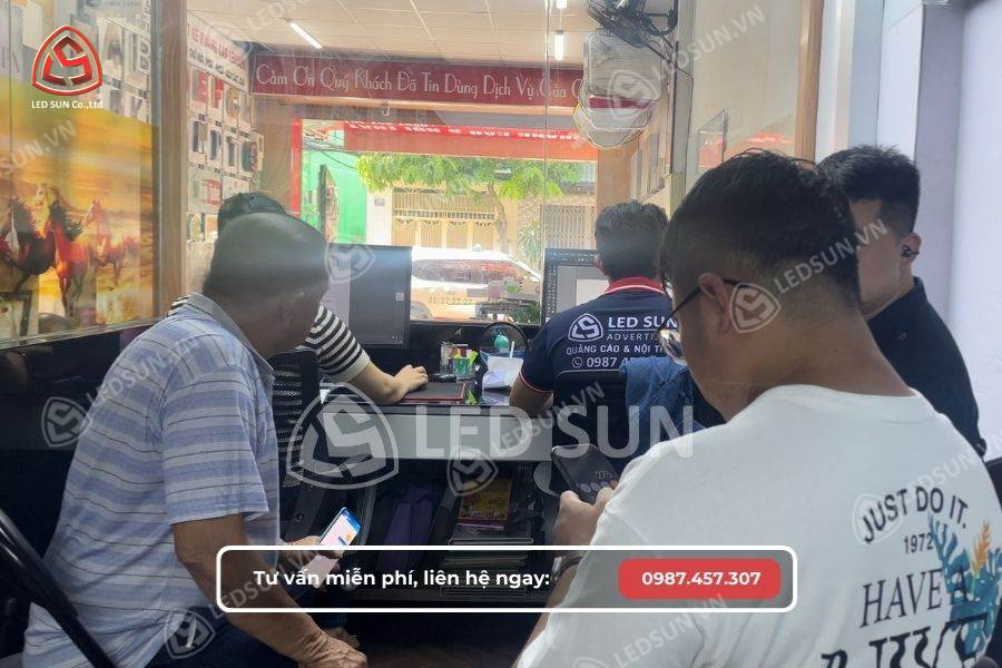 Tư vấn khách hàng làm biển số nhà