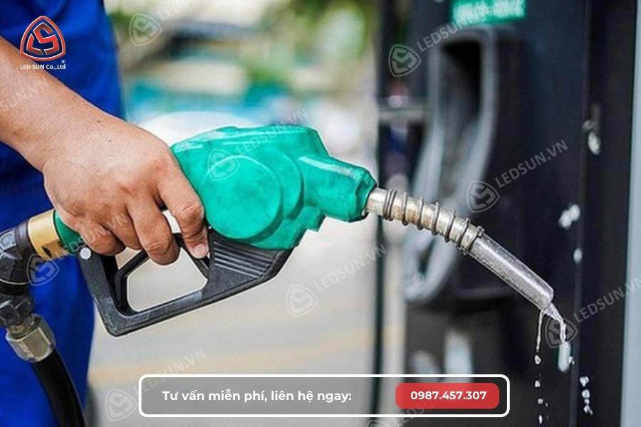 Dùng xăng hoặc cồn công nghiệp để tẩy keo 502