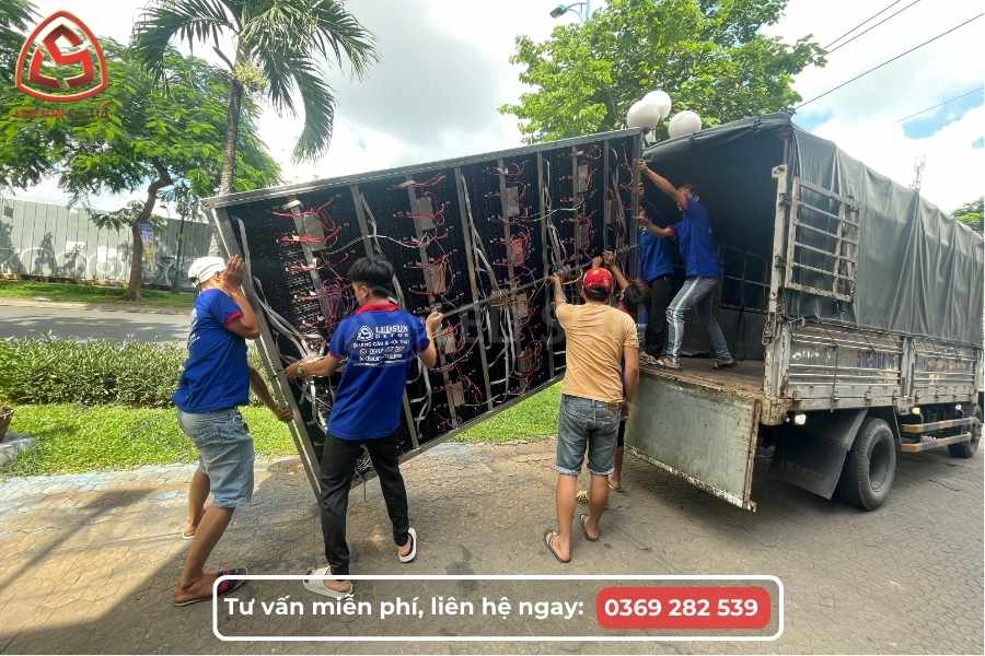 Vận chuyển màn hình led ngoài trời đến bệnh viện thẩm mỹ Siam