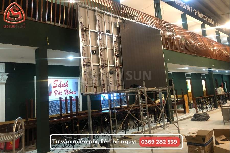 quán ăn lắp màn hình led trong nhà
