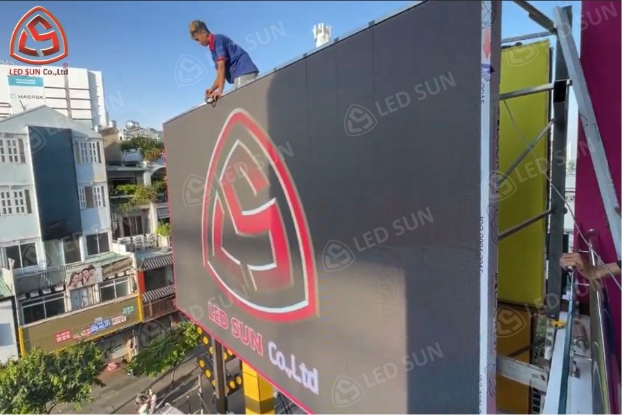 Lắp đặt màn hình LED P8 cho showroom Thế Giới Nước Hoa