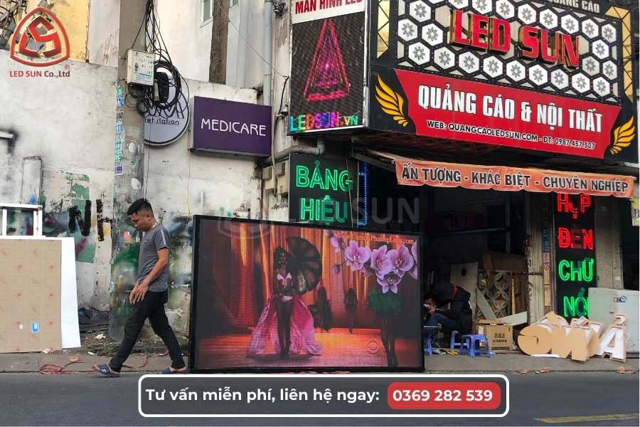 Màn hình LED P3 ngoài trời lắp đặt quảng cáo mặt tiền cửa hàng Led Sun