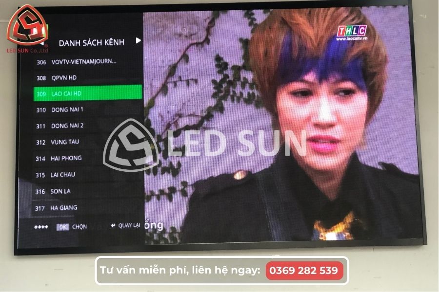 Kỹ thuật viên Led Sun đang kiểm tra và vận hành màn hình LED P1.25 độ nét cao