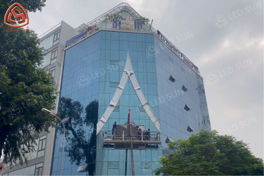 Thi công màn hình LED bệnh viện thẩm mỹ SiAm