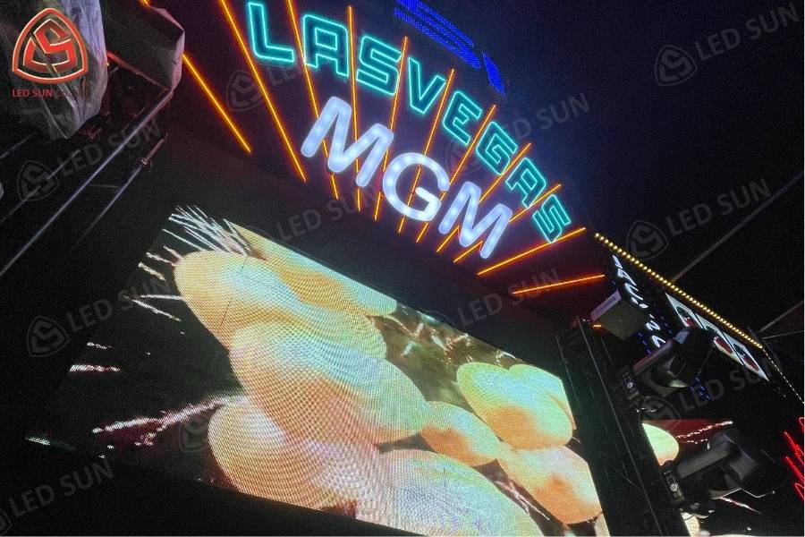 Cận cảnh màn hình LED P5 trong nhà hiển thị nội dung tại quán bar