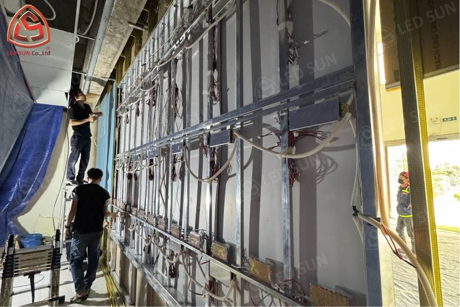 Mặt sau màn hình LED P4 trong nhà với khung và hệ thống dây kỹ thuật