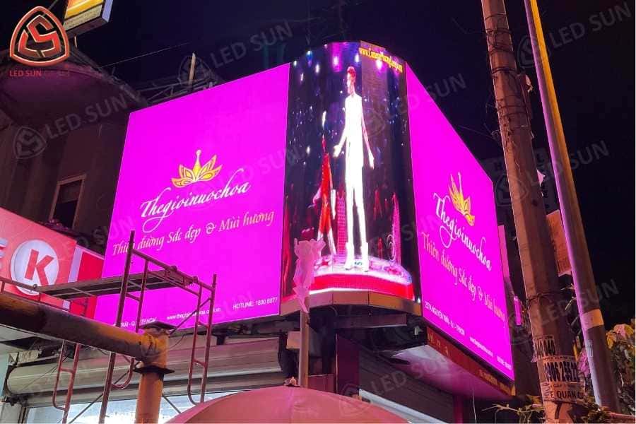 Màn hình LED P4 ngoài trời trình chiếu tại Thế Giới Nước Hoa ban đêm