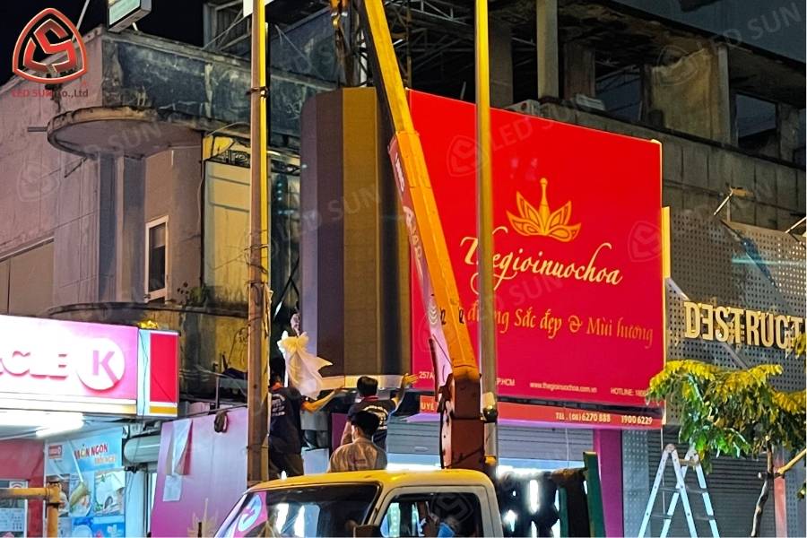 Vận chuyển màn hình LED P4 ngoài trời bằng xe cẩu tại công trình