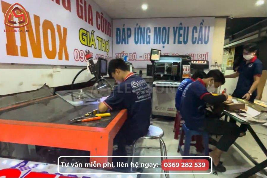 Nhân sự kỹ thuật làm việc tại xưởng màn hình LED P3 trong nhà