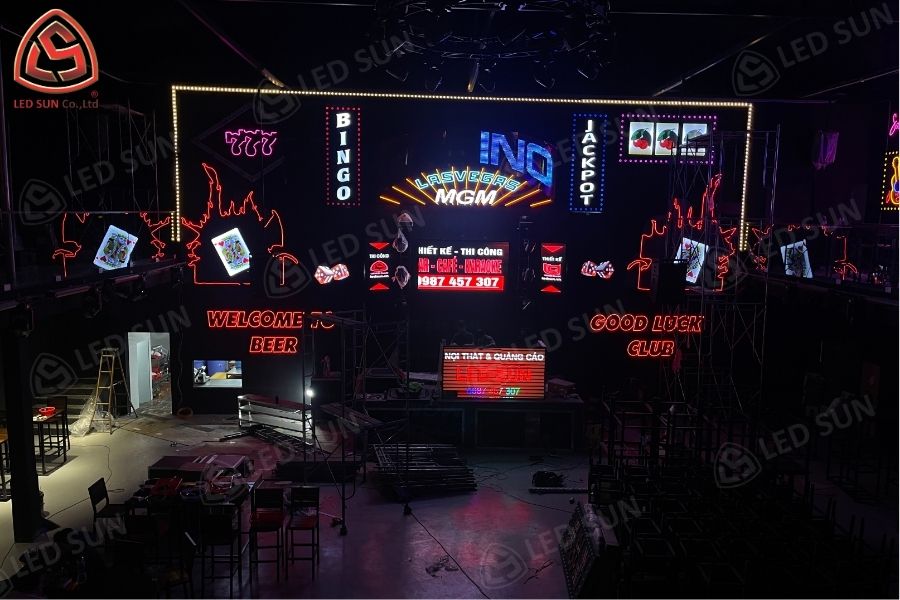 Test màn hình LED P5 trong nhà tại quán bar Phan Thiết