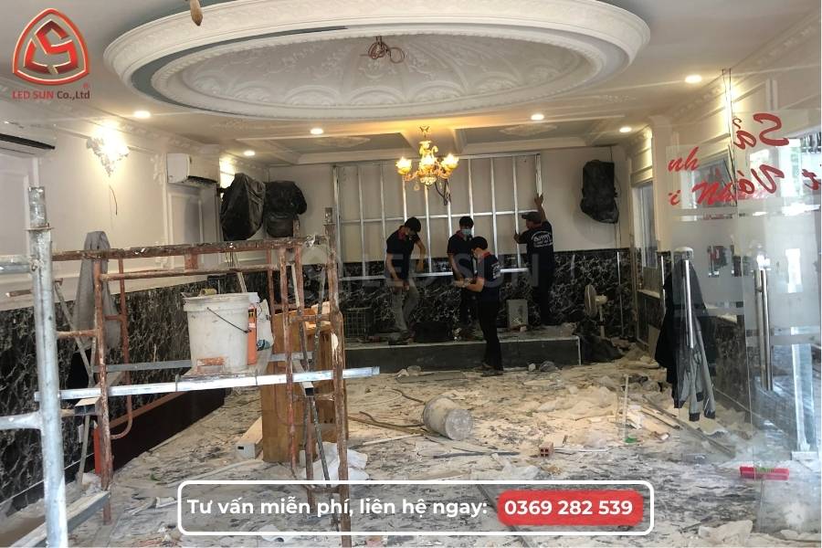 Đội ngũ Led Sun thi công lắp đặt màn hình LED P4 trong nhà thực tế