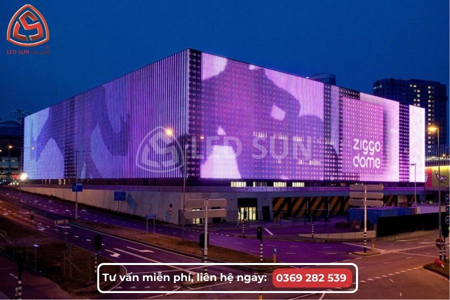 Màn hình LED P5 ngoài trời lắp tại ngã tư giao thông hiển thị quảng cáo nhìn xa