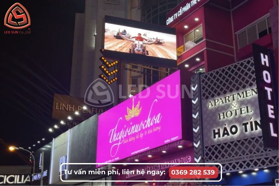 Màn hình LED P8 ngoài trời lắp quảng cáo cho Thế Giới Nước Hoa tại mặt tiền đường lớn ban đêm