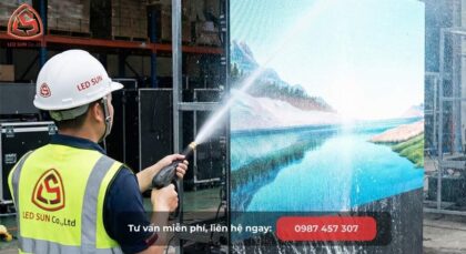 Thử nghiệm phun nước trực tiếp vào màn hình led p4 ngoài trời chuẩn ip65