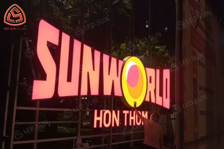 Bộ chữ Sunworld sau khi lắp đặt tại công trình Hòn Thơm.